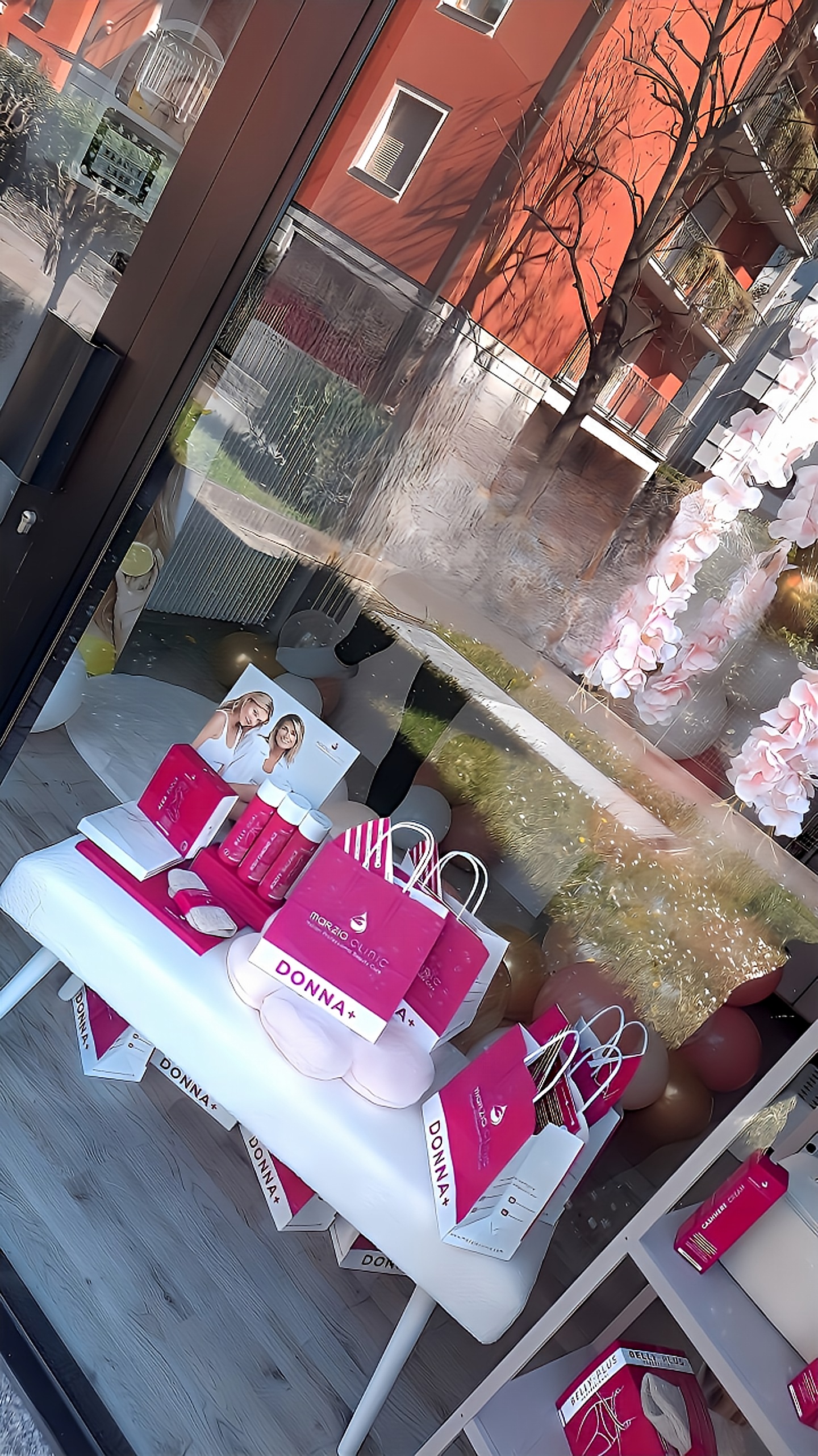 Allestimento Donna+ nella vetrina del centro
